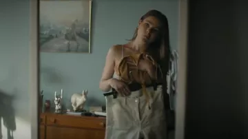 Un jean large Na-kd porté par Stella Sandell (Alexandra Karlsson Tyrefors) dans Une famille presque normale (S01E02)