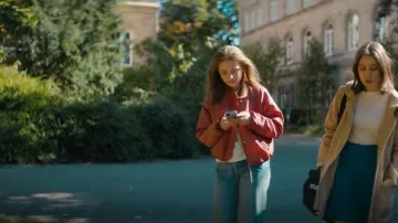 Chaqueta bomber Gina Tricot usada por Stella Sandell (Alexandra Karlsson Tyrefors) como se ve en Una familia casi normal (T01E02)