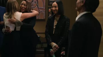 Veste Marco de Vincenzo Satorial portée par Stella Bak (Greta Lee) dans The Morning Show (S02E02)