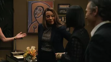 Blusa L'Agence Paola usada por Mia Jordan (Karen Pittman) como se ve en The Morning Show (S02E02)