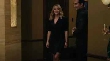 Robe Alice + Olivia Remi portée par Bradley Jackson (Reese Witherspoon) dans The Morning Show (S02E02)