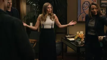 Alexander McQueen Robe tailleur en flanelle oxbridge bleue portée par Alex Levy (Jennifer Aniston) comme on le voit dans The Morning Show (S02E02)