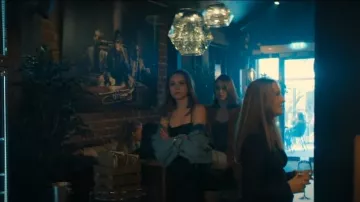 Bolso de hombro Saint Laurent usado por Stella Sandell (Alexandra Karlsson Tyrefors) como se ve en Una familia casi normal (T01E04)