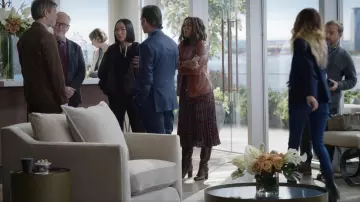DKNY Print­ed Pull On Pleat­ed Mi­di Skirt worn by Mia Jordan (Karen Pittman) as seen in The Morning Show (S02E03)