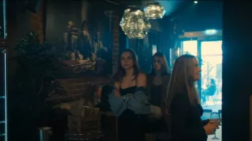 Mini-robe Asos portée par Stella Sandell (Alexandra Karlsson Tyrefors) dans Une famille presque normale (S01E04)