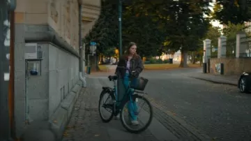 Bottine mi-mollet Buffalo portée par Stella Sandell (Alexandra Karlsson Tyrefors) comme on le voit dans Une famille presque normale (S01E04)