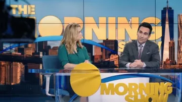 Camisa de seda a cuadros GG usada por Bradley Jackson (Reese Witherspoon) como se ve en The Morning Show (T02E04)