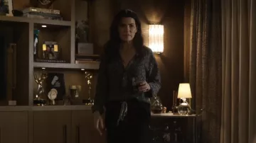 Chemise Saint Laurent à col tunisien à imprimé cachemire portée par Laura Peterson (Julianna Margulies) vue dans The Morning Show (S02E04)