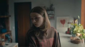 Sweat-shirt Pull&bear Virginia porté par Stella Sandell (Alexandra Karlsson Tyrefors) dans A Almost Normal Family (S01E05)