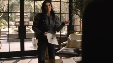 Isabel Marant Randy Cardigan porté par Laura Peterson (Julianna Margulies) dans The Morning Show (S02E06)