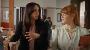 Forever New Gina Gingham Smock Dress usado por Rosie Phillips (Nikki Duval) como se ve en Workin' Moms (T06E09)
