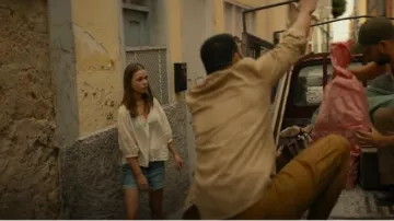 Short en denim Stradivarius porté par Stella Sandell (Alexandra Karlsson Tyrefors) dans A Almost Normal Family (S01E06)