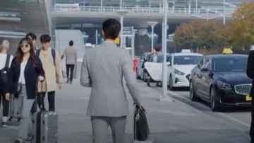 Samsonite Fost Briefcase worn by Vincenzo Cassano (Song Joong-ki) as seen in Vincenzo (S01E01)