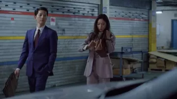 Joy Gryson Margo Classic Satchel Bag in Ginger Brown worn by Hong Cha-yeong (Jeon Yeo-been) as seen in Vincenzo (S01E05)