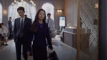 Alexander McQueen The Tall Story tote bag worn by Hong Cha-yeong (Jeon Yeo-been) as seen in Vincenzo (S01E05)