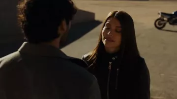 Chaqueta de cuero Schott N.Y.C usada por Nadia Morales (Eva De Dominici) como se ve en The Cleaning Lady (T03E04)