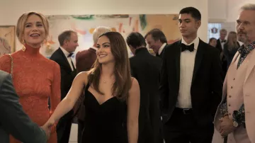 Norma Kamali Robe noire portée par Ana (Camila Mendes) comme on le voit dans Upgraded