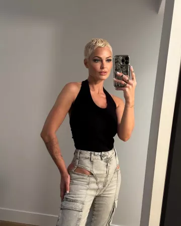 Le jean ajouré Elisabetta Franchi porté par Caroline Receveur sur son compte Instagram @carolinereceveur