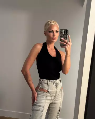 Le jean ajouré Elisabetta Franchi porté par Caroline Receveur sur son compte Instagram @carolinereceveur