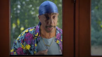 Empyre Floral Negro, Amarillo y Verde Azulado Camisa Tejida de Manga Corta con Botones usada por Leon (J. B. Smoove) como se ve en Curb Your Enthusiasm (T12E09)