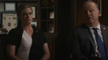 Vestido slim-fit de Boss con escote en V usado por Abigail Baker (Abigail Hawk) como se ve en Blue Bloods (T14E04)