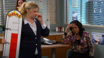 Rieles Runi Caridgan usados por Gemma Johnson (Beth Behrs) como se ve en The Neighborhood (T06E06)