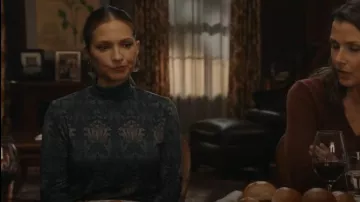 Top Golda de mujer de Paige usado por Eddie Janko (Vanessa Ray) como se ve en Blue Bloods (T14E04)