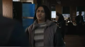 Suéter de punto acanalado de H&M usado por TARU Tech (Fortuna Gebresellasie) como se ve en Blue Bloods (S14E04)