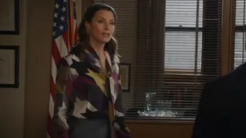 Blusa con cuello de pata de gallo de Akris Punto usada por Erin Reagan (Bridget Moynahan) como se ve en Blue Bloods (T14E04)