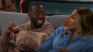 Sudadera con capucha con cordón Tie Dye de Helmut Lang usada por Malcolm Butler (Sheaun McKinney) como se ve en The Neighborhood (T06E06)