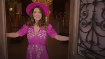 Robe mi-longue en soie à imprimé floral Saloni Lea portée par Lisa Vanderpump dans Vanderpump Villa (S01E01)