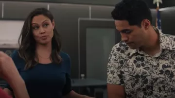 Haut Saks Fifth Avenue x Majestic Filatures Scoop Neck Ocean Blue porté par Jane Tennant (Vanessa Minnillo) dans NCIS : Hawai’i (S03E06)