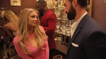 Zara Robe en maille découpée rose portée par Hannah Fouch comme on le voit dans Vanderpump Villa (S01E01)