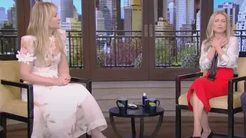 Robe mi-longue Zimmermann Natura Liftoff Flower portée par Jessica Capshaw comme on le voit dans LIVE with Kelly and Mark le 29 mars 2024