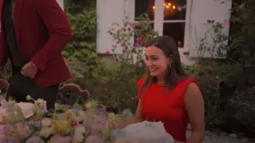 Robe ajustée à épaulettes rouge Zara portée par Priscila Ferrari comme on le voit dans Vanderpump Villa (S01E01)