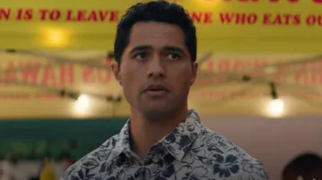 Chemise à imprimé floral American Eagle avec poche plaquée portée par Kai Holman (Alex Tarrant) comme on le voit dans NCIS : Hawaï (S03E06)