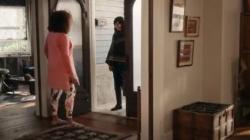 Birkenstock Arizona Light Rose Suede Leather/Shearling usado por Viola 'Vi' Marsette (Lorraine Toussaint) como se ve en The Equalizer (T04E05)