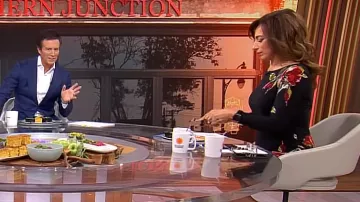 Robe fourreau à imprimé rose cachée portée par Michelle Miller dans CBS Mornings le 30 mars 2024