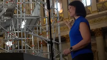 Hobbs Maeve Button Neck Top porté par Dana Jacobson tel que vu dans CBS Mornings le 30 mars 2024