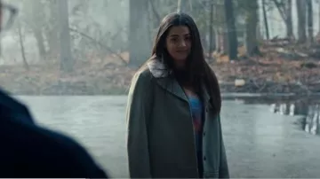 Chaqueta Gap Soft-Brushed Sherpa-Trim usada por Alice Dhawan (Sadie Laflamme-Snow) como se ve en The Way Home (T02E10)