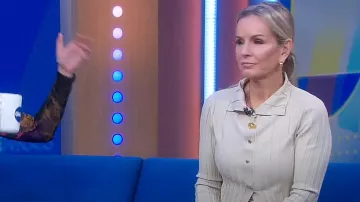 Cardigan Jacquemus Bando porté par Jennifer Ashton dans Good Morning America le 1er avril 2024