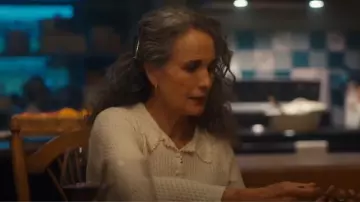 Doen Speranza Henley Knit Top en gardénia porté par Del Landry (Andie MacDowell) comme on le voit dans The Way Home (S02E10)