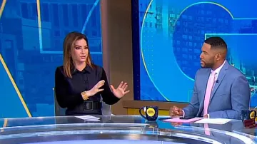 Vestido con cinturón con detalle de botón de Paule Ka usado por Rebecca Jarvis como se ve en Good Morning America el 1 de abril de 2024