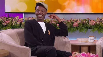 Cárdigan de algodón de doble botonadura Bode usado por Jerrod Carmichael como se ve en The Jennifer Hudson Show el 1 de abril de 2024