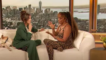 Roberto Cavalli Combinaison sans manches à imprimé léopard portée par Mel B comme on le voit dans The Drew Barrymore Show le 2 avril 2024