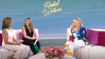 Alice + Olivia Denny Blazer floral de gran formato en Le Parisen usado por Rebel Wilson como se ve en Today el 1 de abril de 2024