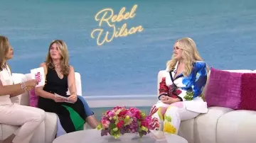 Alice + Olivia Ultra Floral Flare Pants In Le Parisen usado por Rebel Wilson como se ve en Today el 1 de abril de 2024