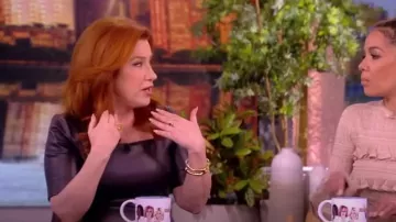 M.M. LAfleur El vestido de Noa usado por Lisa Ann Walter como se ve en The View el 1 de abril de 2024