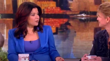 Blazer ajusté Alice + Olivia Breann porté par Ana Navarro vu dans The View le 1er avril 2024