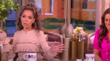 Pull Zimmermann Matchmaker Ruffle Metallic Pointelle porté par Sunny Hostin comme on le voit dans The View le 1er avril 2024